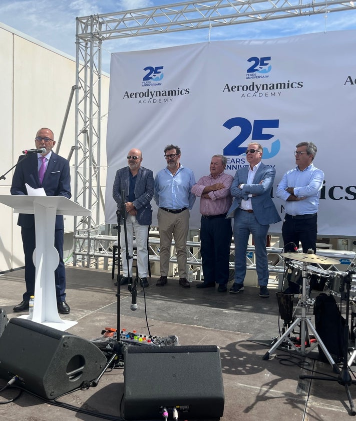 Imagen secundaria 2 - Arriba, interior de las instalaciones donde se forma a los pilotos y tripulantes de cabina en Vélez-Málaga; abajo a la izquierda, avionetas en la pista del aeródromo, y a la derecha, Juan Manuel Martín, junto a sus socios.