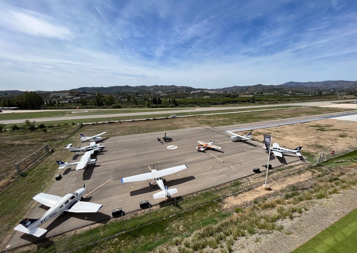 Imagen secundaria 1 - Arriba, interior de las instalaciones donde se forma a los pilotos y tripulantes de cabina en Vélez-Málaga; abajo a la izquierda, avionetas en la pista del aeródromo, y a la derecha, Juan Manuel Martín, junto a sus socios.