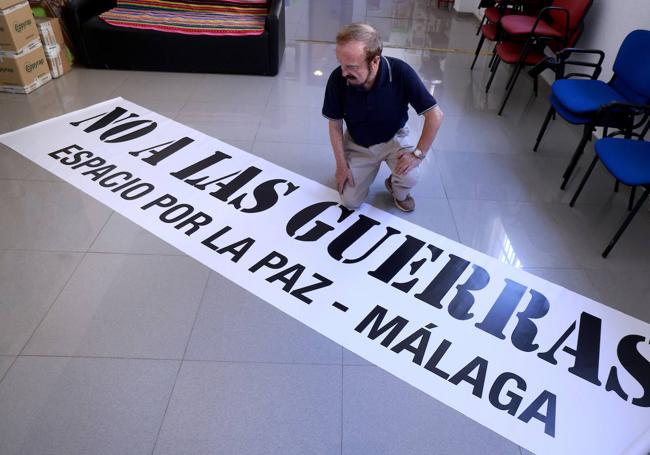 Luis Pernía, con una pancarta de las muchas que ha creado en su vida, ahora para generar un movimiento pacifista en Málaga.