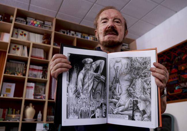 Luis Pernía, con su último cómic.