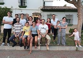 Pilar Rebollo y Fernando González junto a doce de sus hijos y dos de sus nietos.