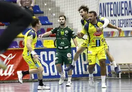 Manuel Díaz celebra el gol clave del partido del Trops Málaga subido a Alberto Castro, el artífice.