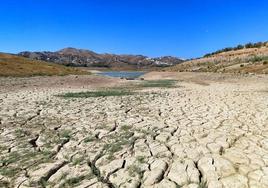 Los efectos de la sequía en el pantano malagueño de La Viñuela, en una imagen de este verano.