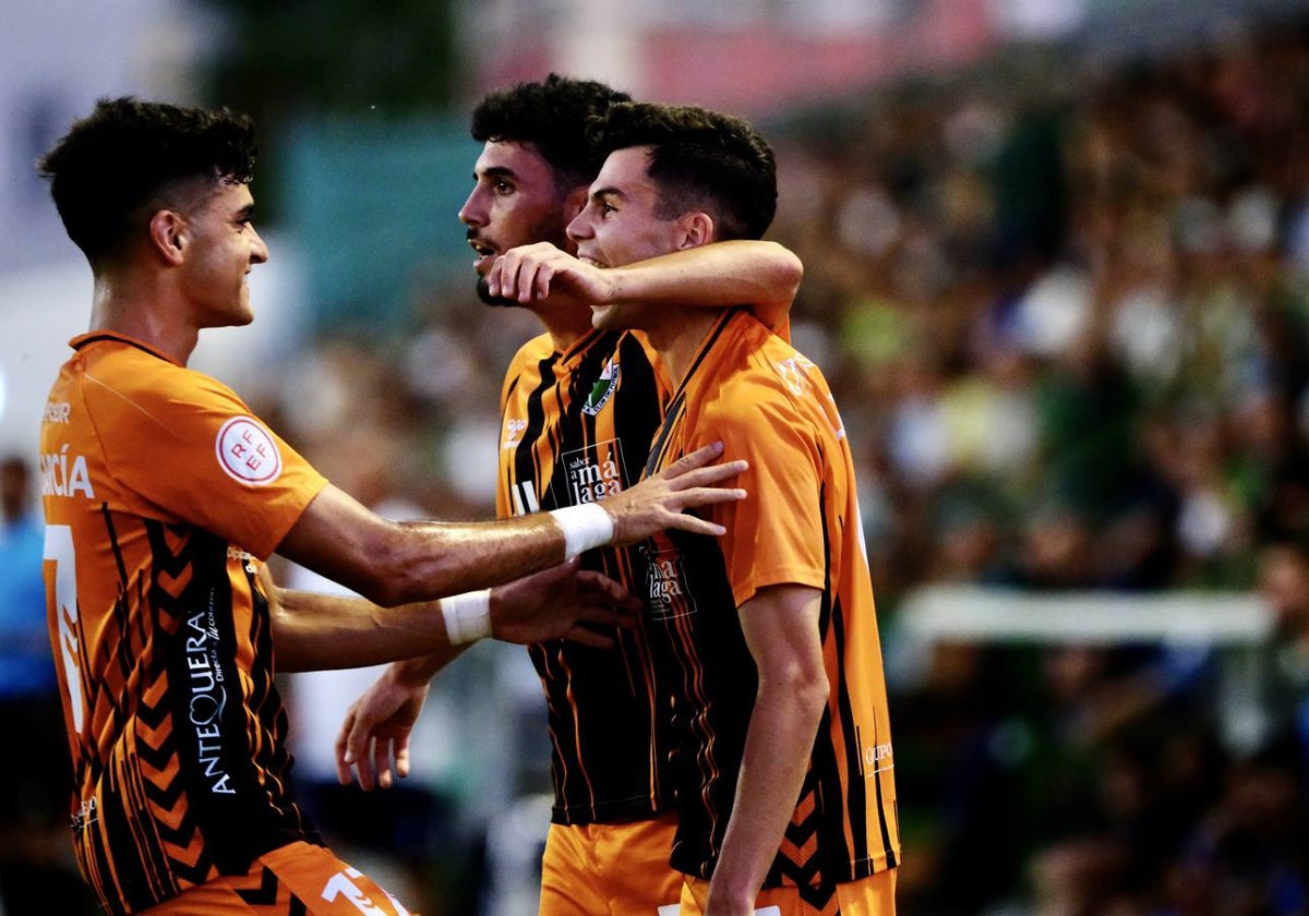 La celebración entre Fermín y Luismi Redondo de uno de los goles del Antequera.