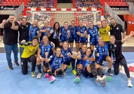 Las jugadoras y técnicos del Costa del Sol celebran la victoria en Noruega.