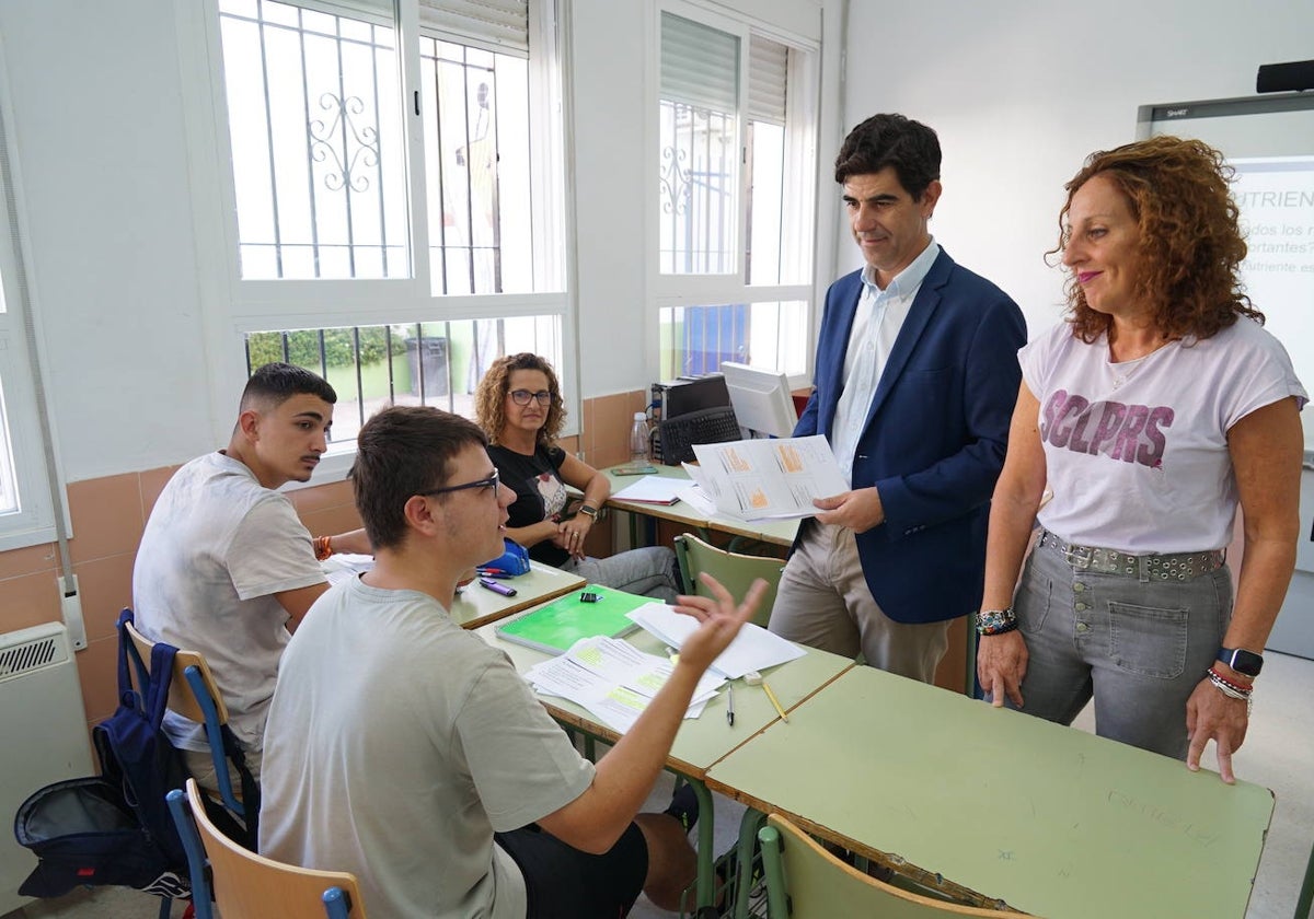 El alcalde de Coín, Francisco Santos, visita uno de los colegios del municipio.