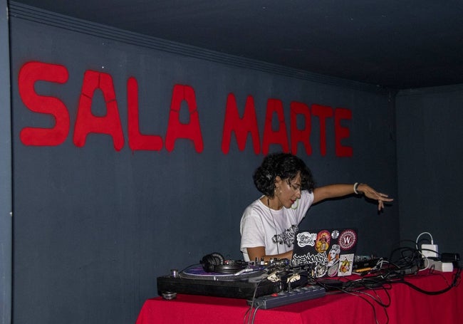 Una de las DJ que tocó durante RAM.