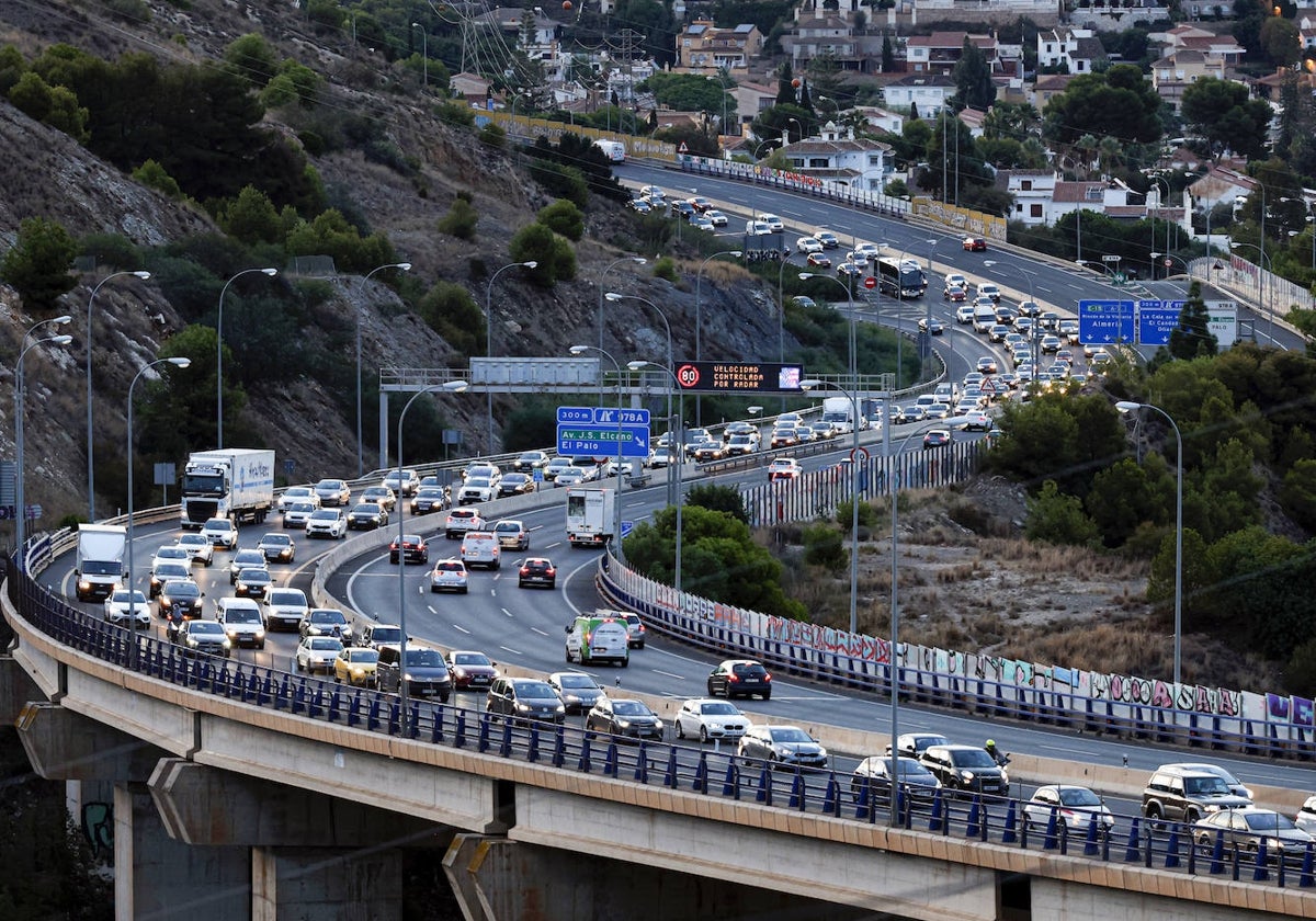 Larga cola en la zona este para entrar en la capital en la hora punta de la mañana.