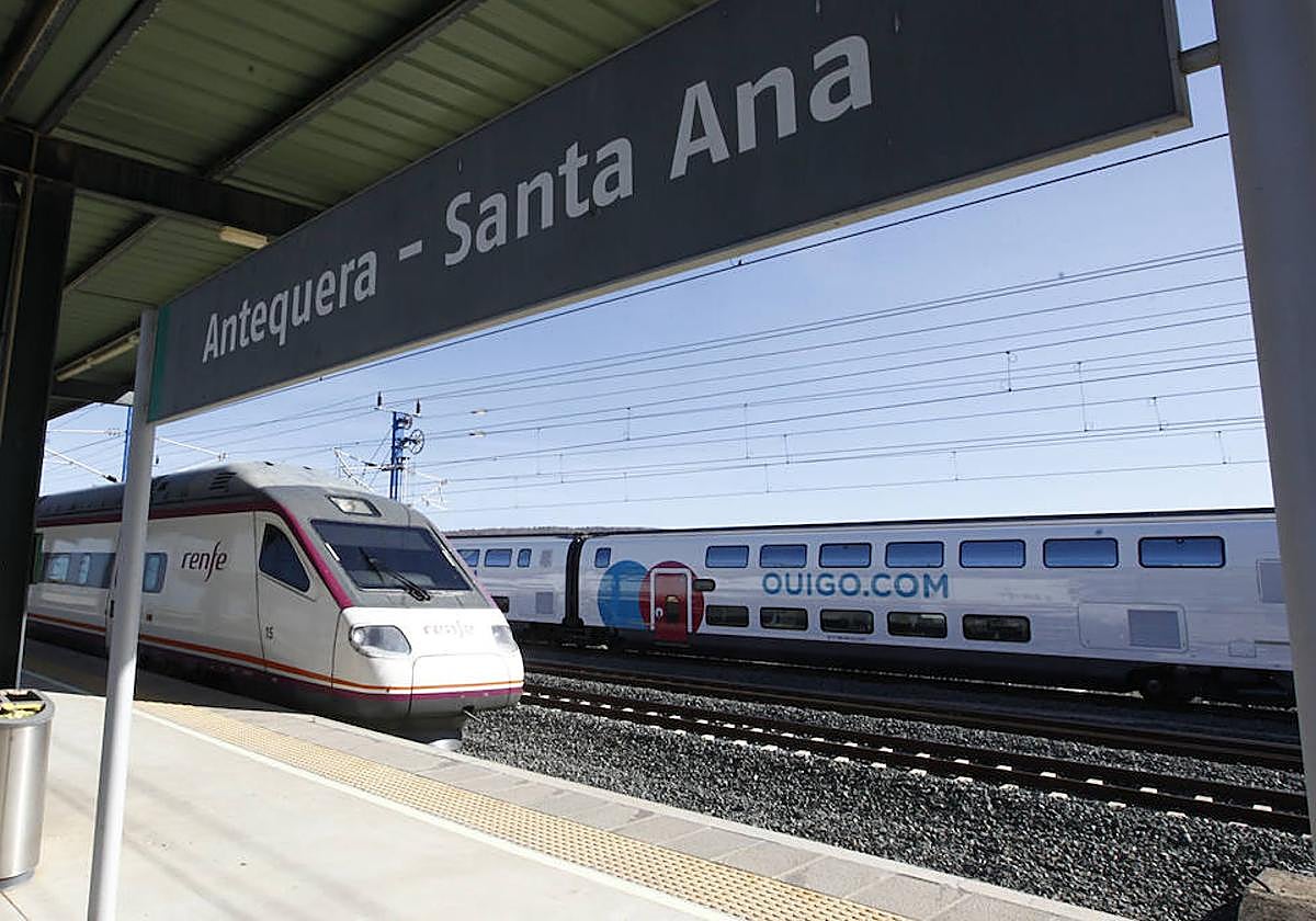 Imagen de la estación de Antequera-Santa Ana, con el tren de Ouigo al fondo.