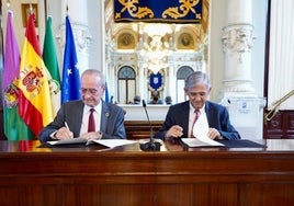 De la Torre y Utrilla firman el protocolo.