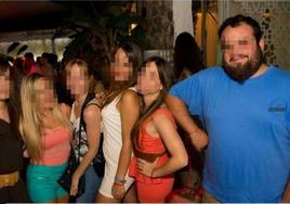 El cura, en una imagen de sus redes, con un grupo de chicas.