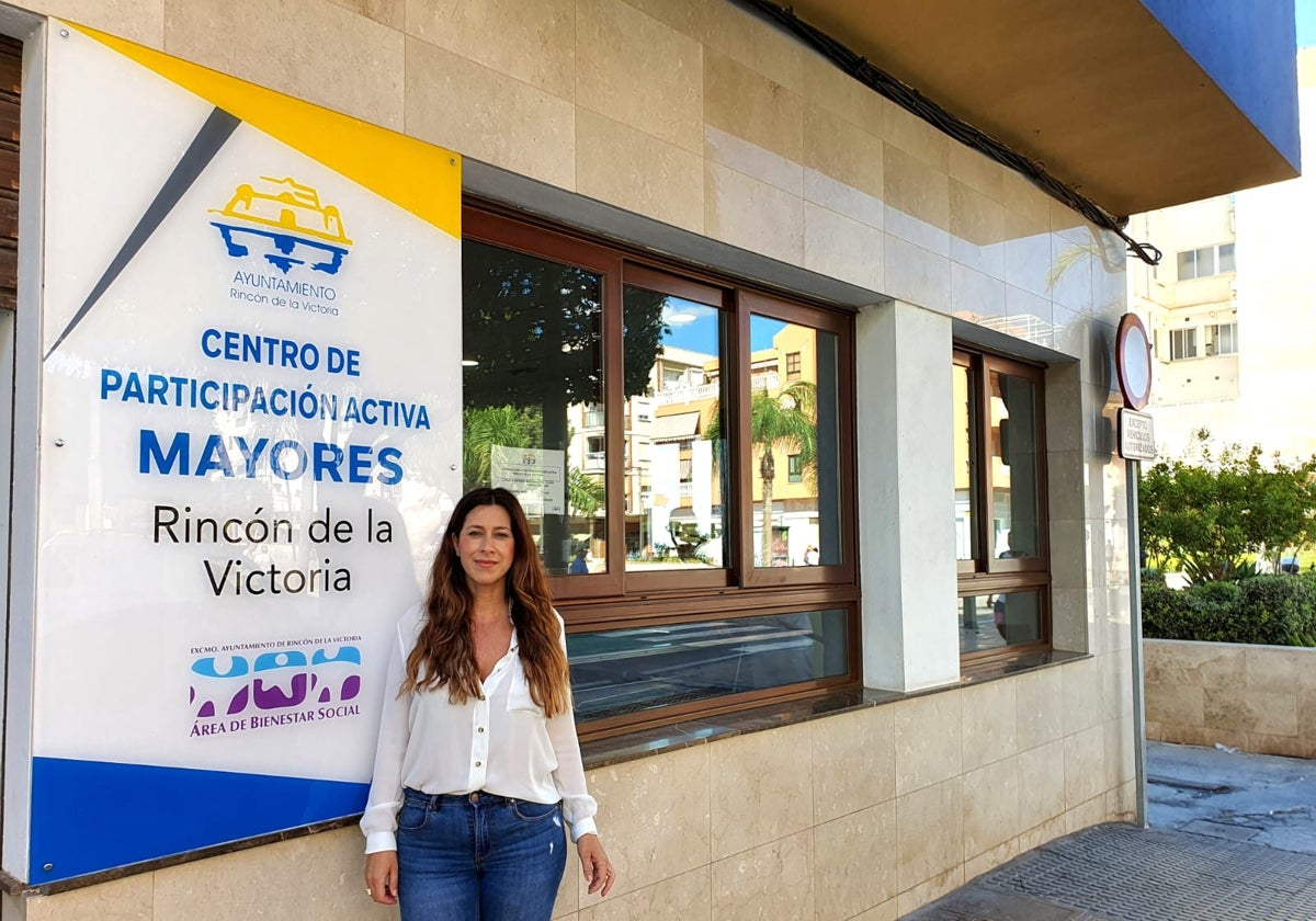 La concejala de Mayores, junto a las instalaciones.