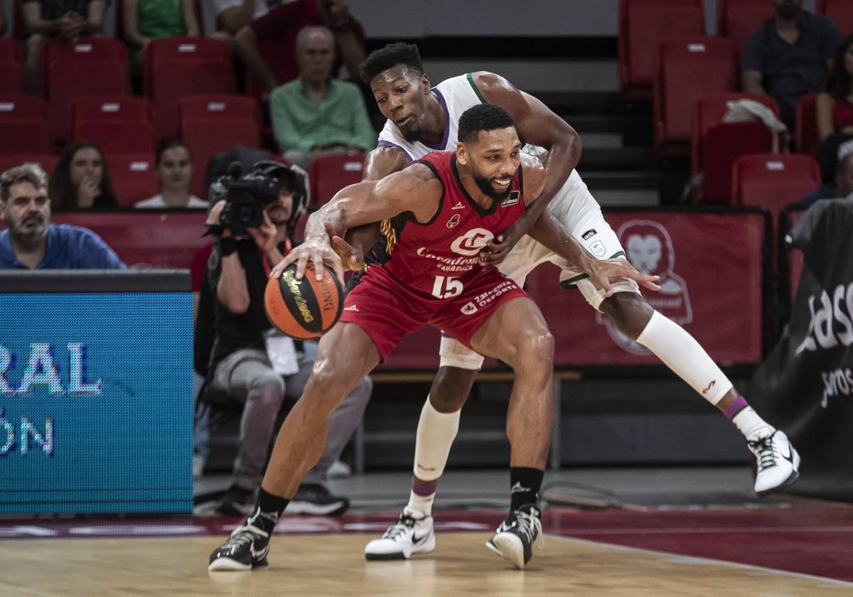 Sima trata de robarle el balón a Okafor.