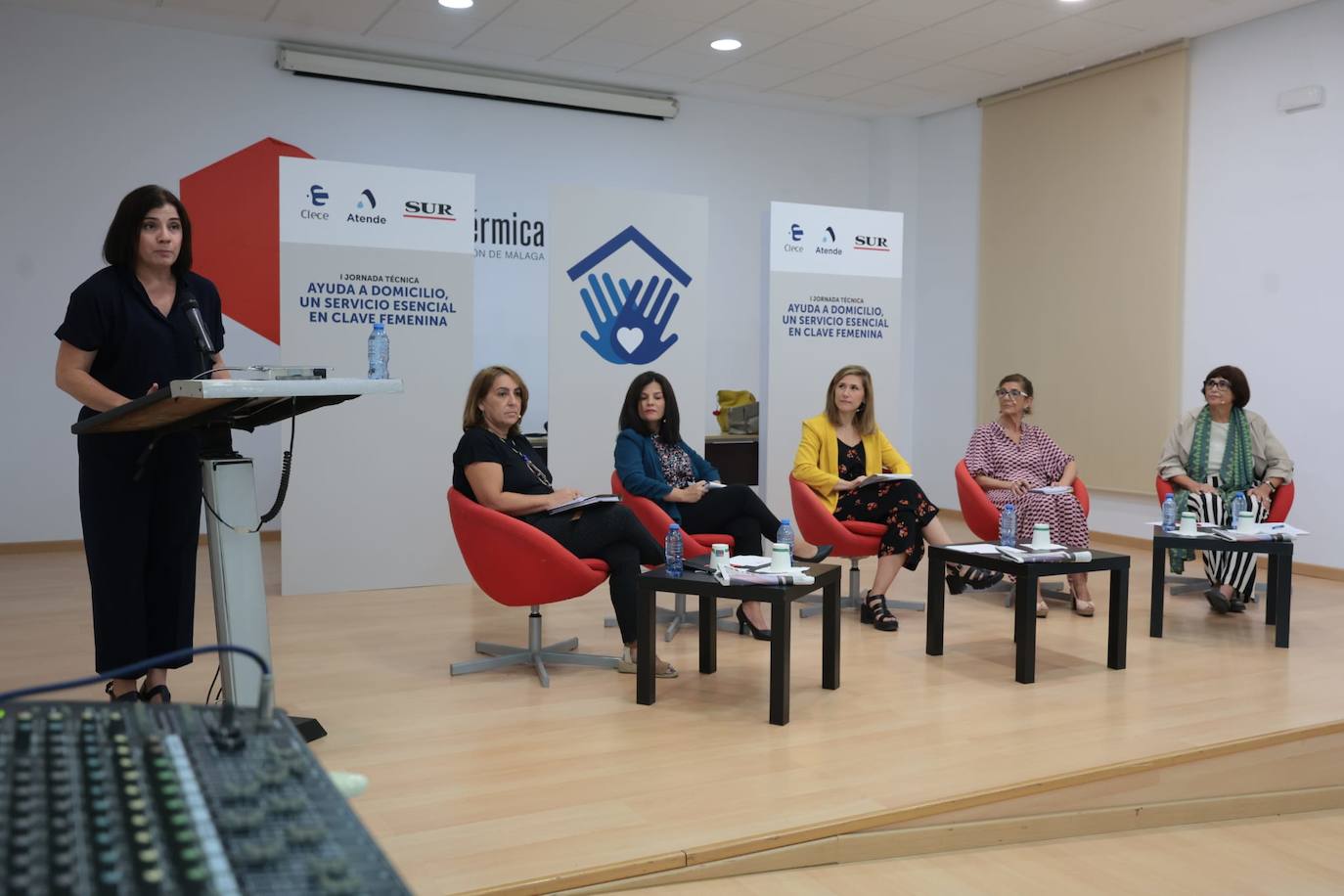 Imágenes de la I jornada &#039;Ayuda a domicilio, un servicio esencial en clave femenina&#039;