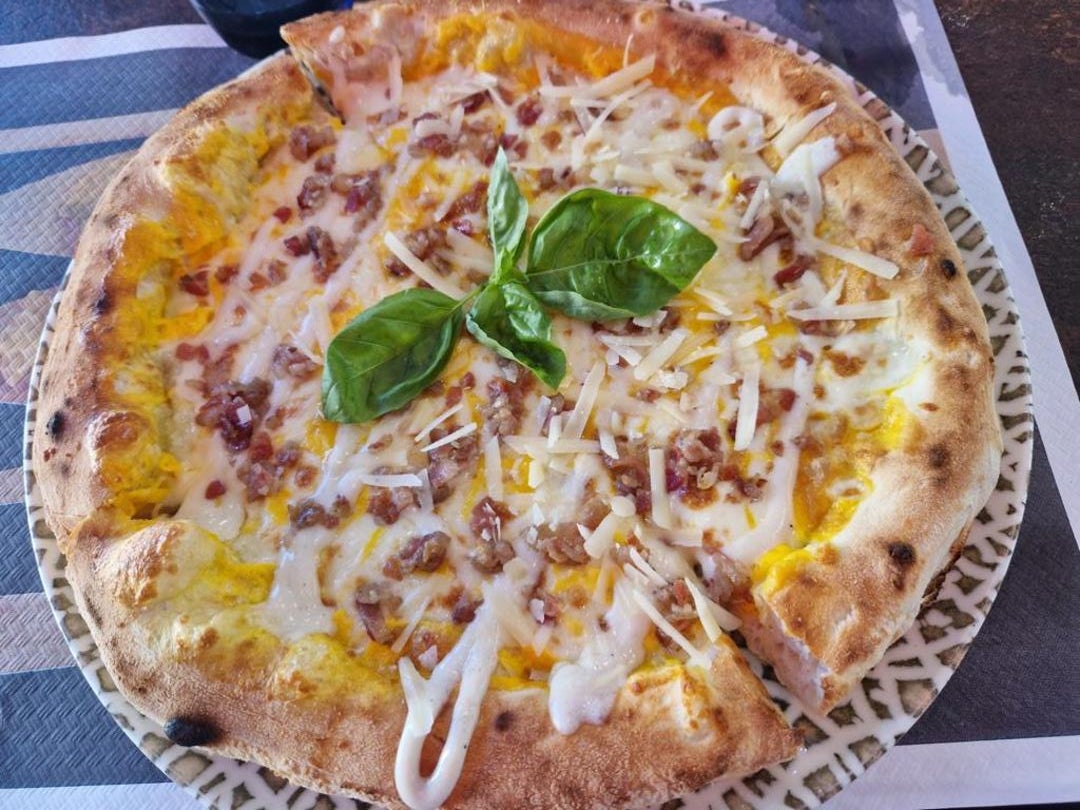 Da Mimi: Una pizza con sabor a espaguetis carbonara en Málaga