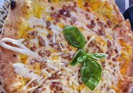 Da Mimi: Una pizza con sabor a espaguetis carbonara en Málaga