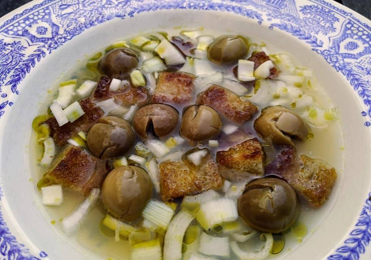 Imagen principal - Arriba, versión del plato de Toñi Sánchez en su blog 'Mi Cocina'. Esta receta se puede encontrar en libros como los de Samuel Perea o Fernando Rueda, entre otros. Abajo, la aceituna es un ingrediente opcional en este tipo de gazpacho de Teba.