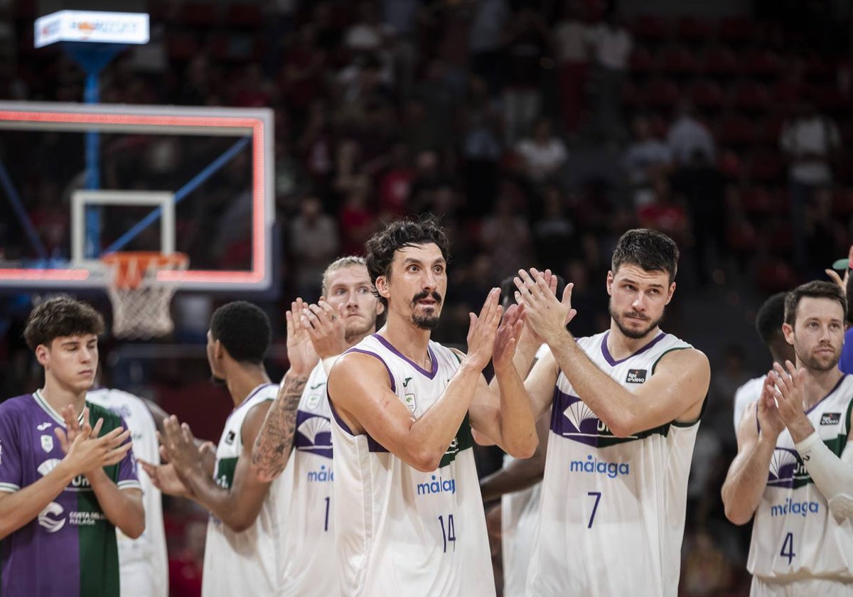 Los jugadores del Unicaja saludan al final del partico contra el Zaragoza.