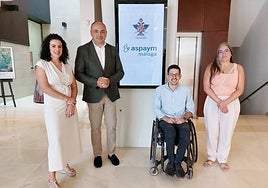 El alcalde de la localidad, Anthony Bermúdez, el tercer teniente de alcalde, José Antonio Rueda, y una técnico de empleo de Aspaym Málaga.