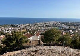 Vista panorámica del casco urbano nerjeño desde la zona de la urbanización Capistrano.