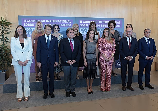 La reina junto a las autoridades y algunas de las expertas participantes.