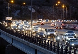 Caravana en hora punta en el acceso a Málaga desde Rincón de la Victoria.