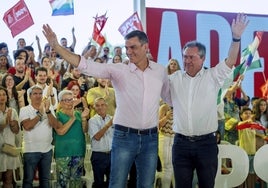 Pedro Sánchez y Juan Espadas saludan a los asistentes al mítin.