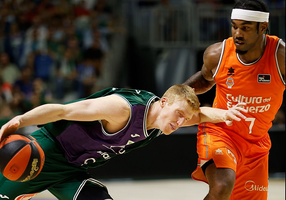 Alberto Díaz trata de avanzar ante Jones en el partido contra el Valencia.