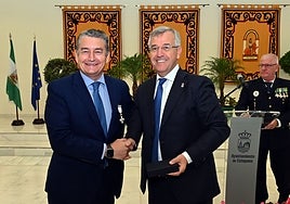Antonio Sanz y José María García Urbano, durante la entrega de la medalla.