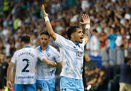 Kevin celebra su gol con la afición.