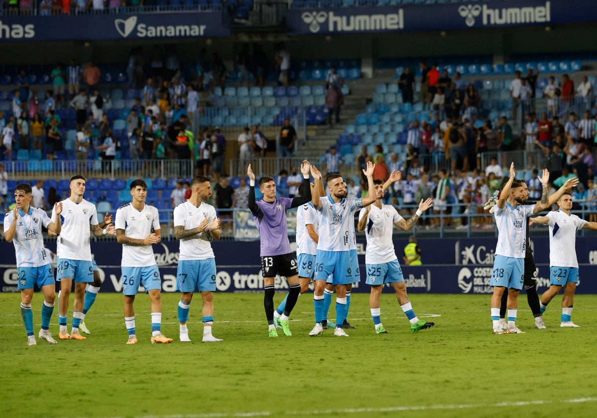 Los jugadores del Málaga agradecen el apoyo de la afición de La Rosaleda al final del partido.