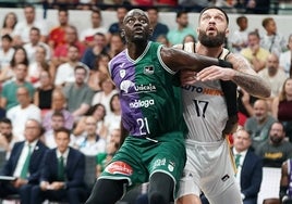 Diop defiende a Poirier en la final de la Supercopa Endesa.