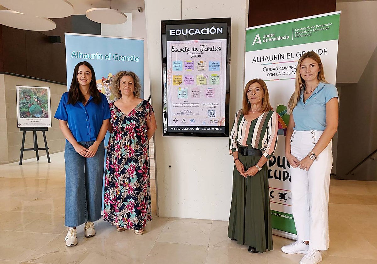 La concejala de Educación, Maribel Plaza, acompañada por la profesional que impartirá las sesiones y técnicas de éste área.