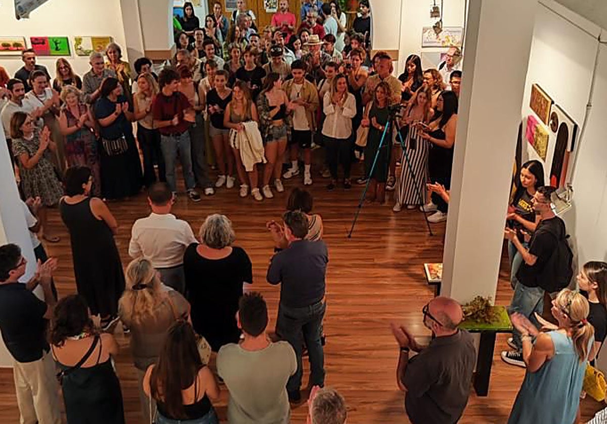 Acto de inauguración de la exposición en el instituto rinconero.