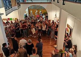 Acto de inauguración de la exposición en el instituto rinconero.