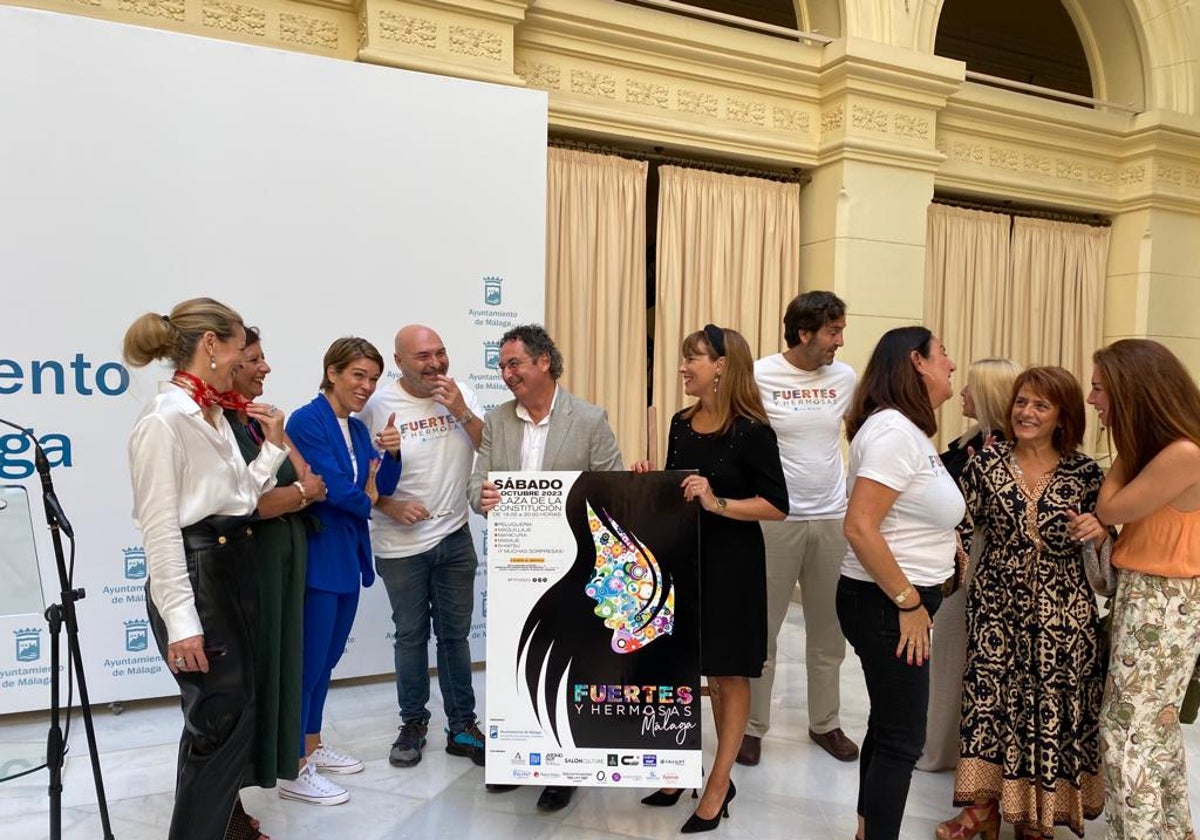 Organizadores, colaboradores y autoridades, en la presentación de Fueres y Hermosas, esta mañana en el patio de Banderas del Ayuntamiento de Málaga.