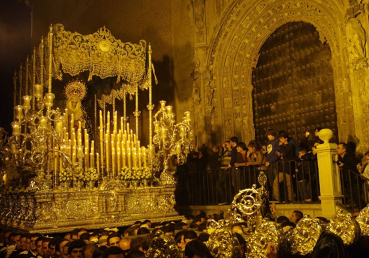 La Virgen de Gracia y Esperanza en su salida procesional del Lunes Santo.