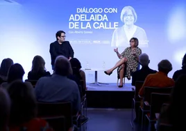El codirector del Aula de Cultura, Alberto Gómez, junto a Adelaida de la Calle, ayer en La Malagueta.