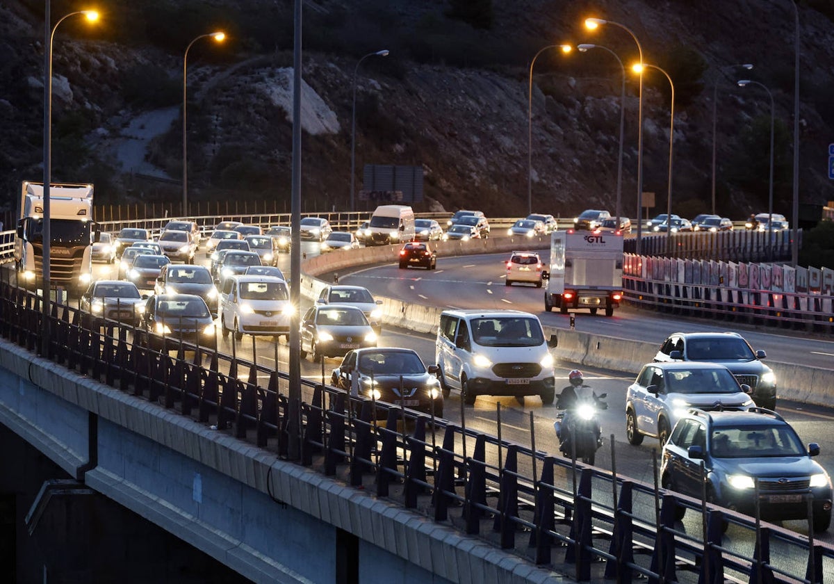 Atascos habituales en las horas punta en la zona Este de Málaga.