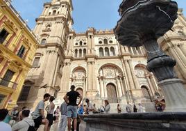 Turistas, en la plaza del Obispo, junto a la Catedral de Málaga.