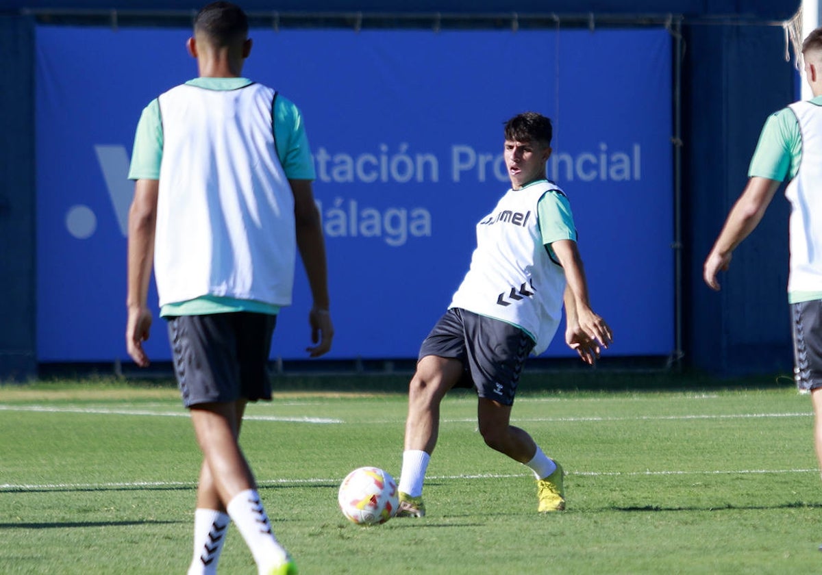 Izan Merino, en un entrenamiento con el Málaga.