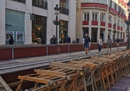 Sillas, en la calle Larios.