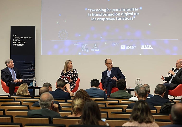 Sergio García, Pilar Martínez, José Luque y Javier Melero, en una de las mesas de debate de la jornada.