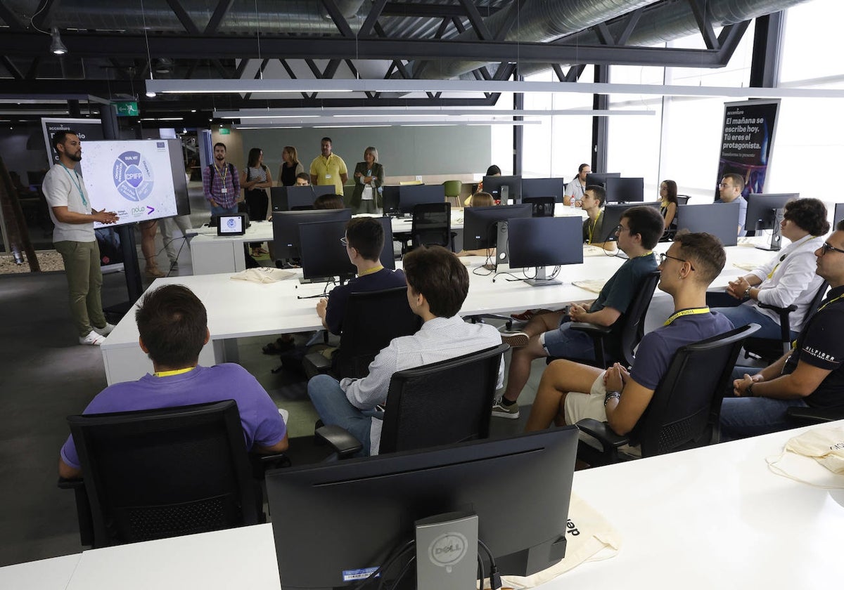 Miguel Ángel Ronda, tutor de este grupo de alumnos, durante el primer día de clase en Accenture.