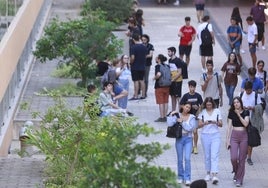 Estudiantes, en las escuelas de Informática y Telecomunicación.