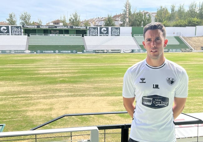 Javier Medina, con la resiembra en el césped de El Maulí al fondo.