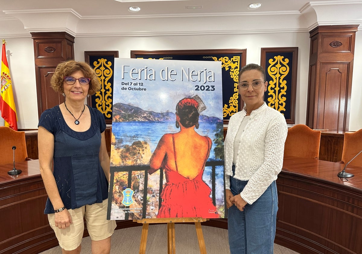 La autora del cartel, Lucía Muñoz, y la concejal de Fiesta Mayor, Elena Gálvez, en la presentación.