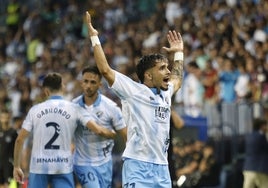 Kevin celebra su gol al San Fernando, que dio el quinto triunfo seguido al Málaga este curso.