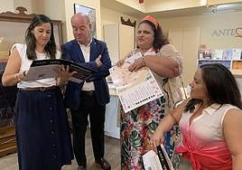 El alcalde Manuel Barón y las concejales Ana Cebrián y Sara Ríos con la delegada de la Once en Antequera, María Teresa Cobo