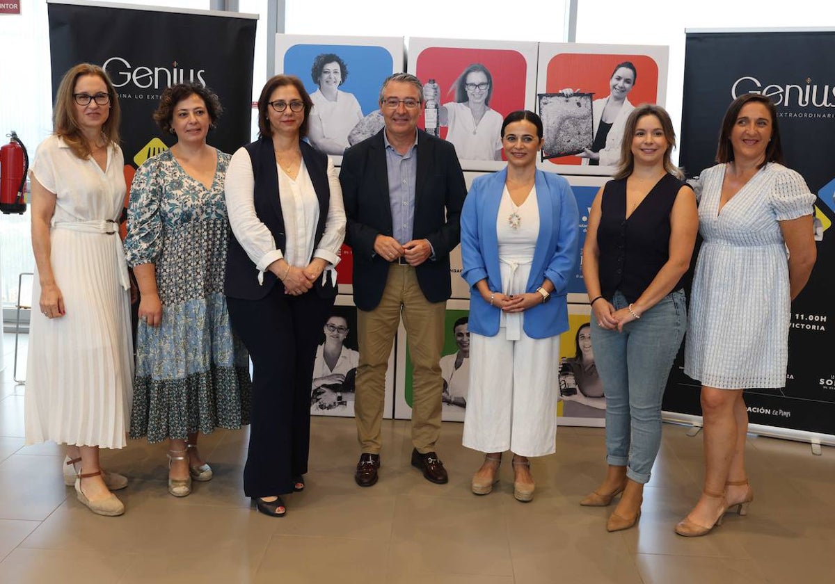 Francisco Salado con las seis participantes de la II edición de 'Genius'